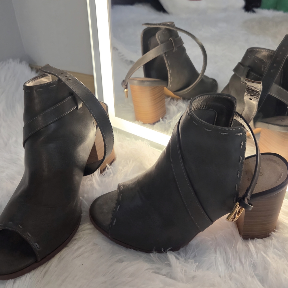 Juicy Couture Womens Booties 7